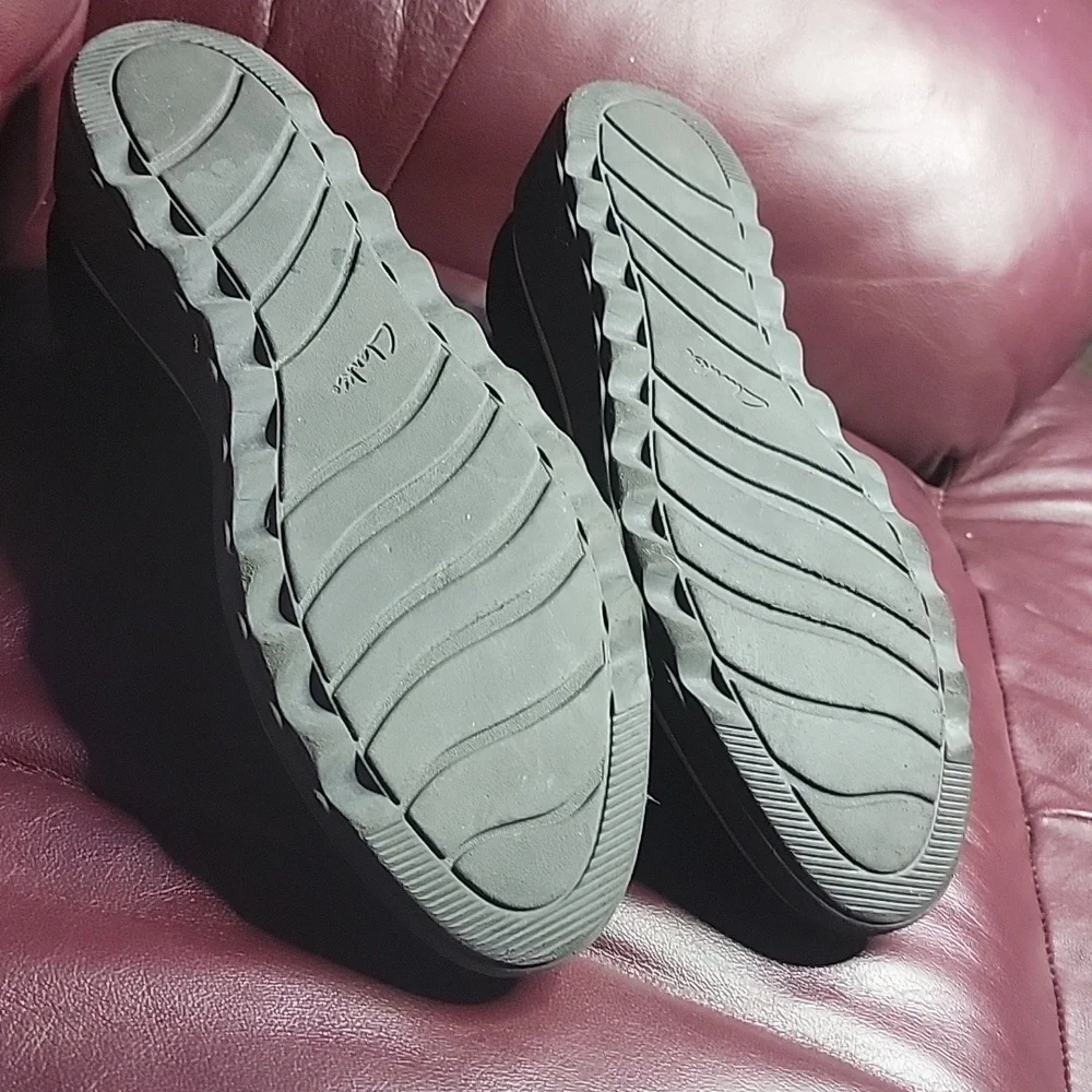 Cushion collection BY CLARKS. BLACK VELVETY WEDGE TWIST BOW LOAFER SHOES. 9